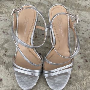 Vince Camuto Size 6.5 Silver Strappy Heels